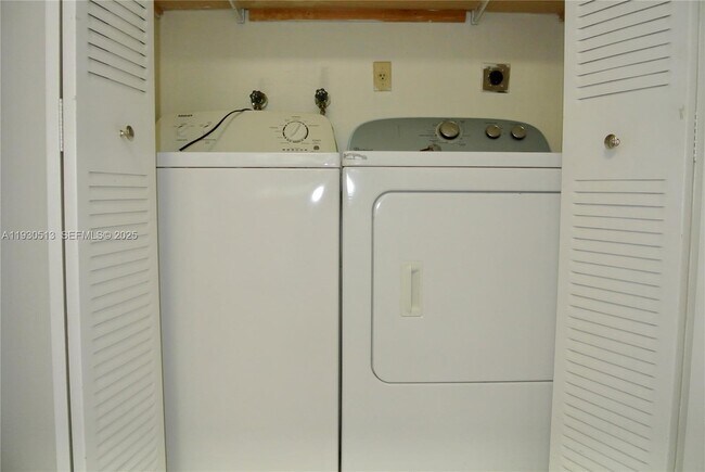 Building Photo - 6420 SW 138th Ct