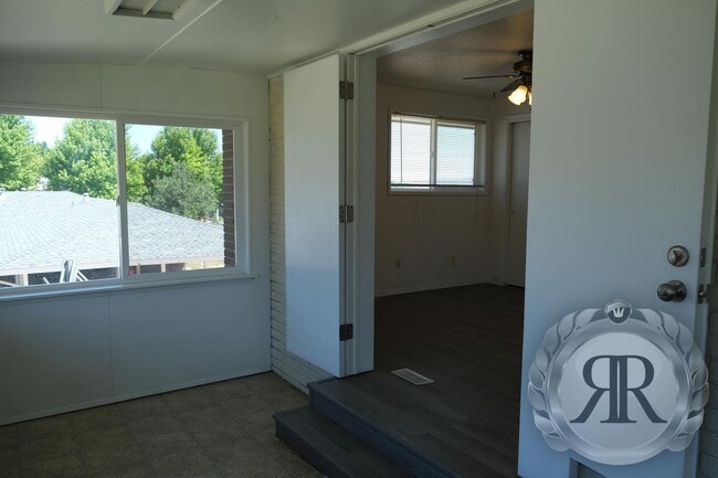 Building Photo - West Valley Tri-Plex, Washer/Dryer & Utili...