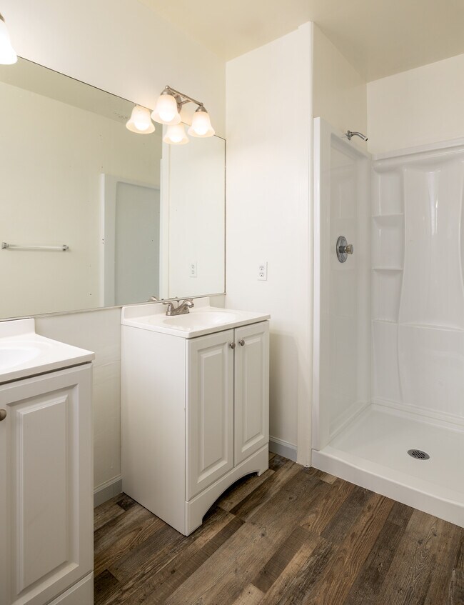 Building Photo - 626 W San Joaquin Ave