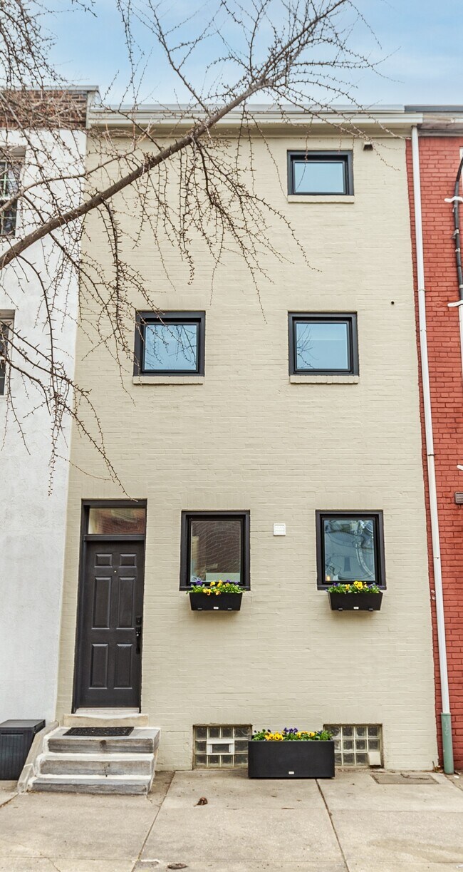 Primary Photo - 2010 1/2 Addison Street