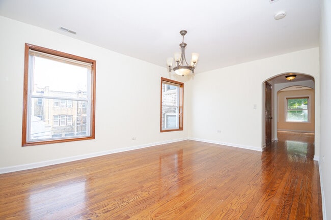 Building Photo - 7554 N Claremont Ave
