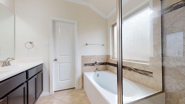 Building Photo - AMAZING 4 BEDROOM IN WHITE ROCK ESTATES FR...
