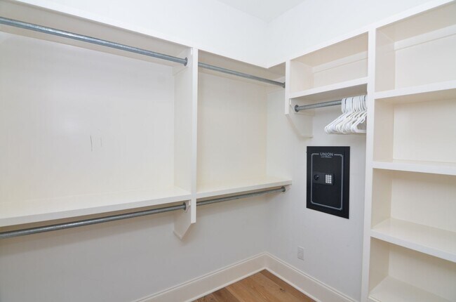 Building Photo - Fully Furnished in Downtown Franklin
