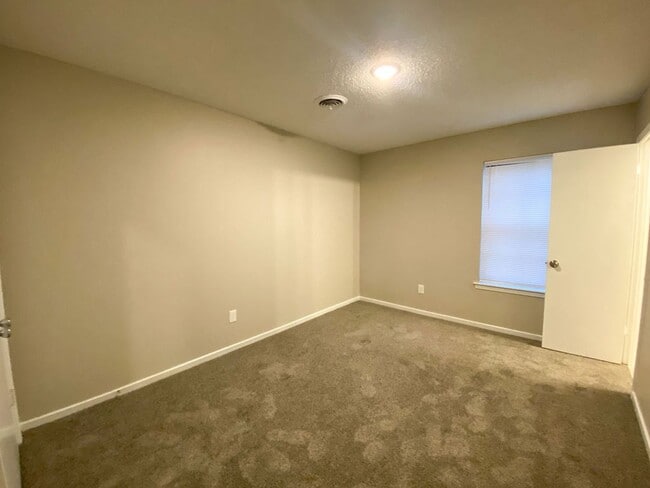 Building Photo - 3 Bed 2 bath in Raleigh / ss appliances an...