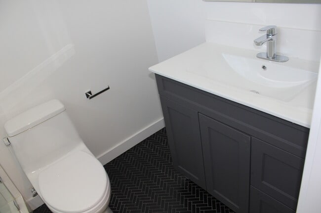 UPSTAIRS BATH - 723 Westmount Dr