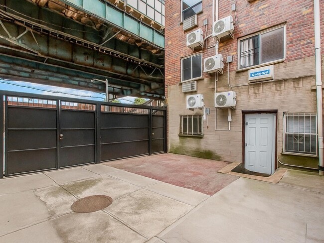 Building Photo - 661 Sagamore St