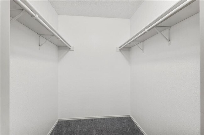 Building Photo - 12000 Lincolnshire Dr