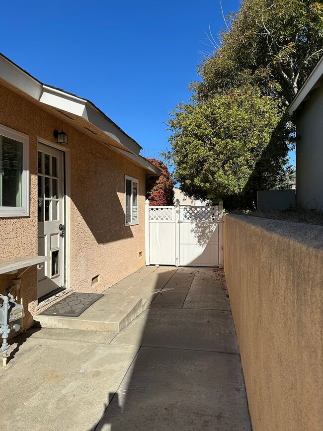 Building Photo - CORNER LOT 3 BEDROOM/ 1 BATH HOUSE IN REDO...