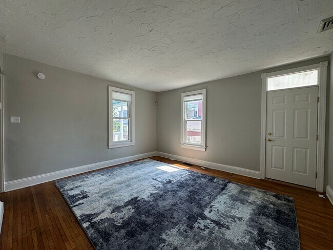 Building Photo - Beautifully Renovated 3 Bedroom Home in York