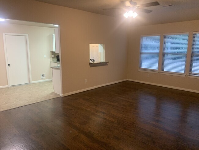 Building Photo - 10855 Royal Pines Dr