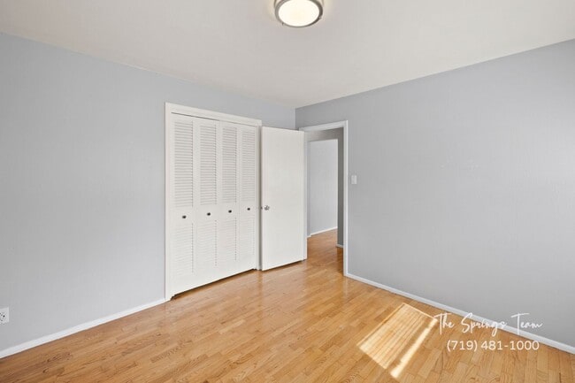 Building Photo - CHARMING WESTSIDE 2BD HOME with A/C - Security Deposit Waiver Available