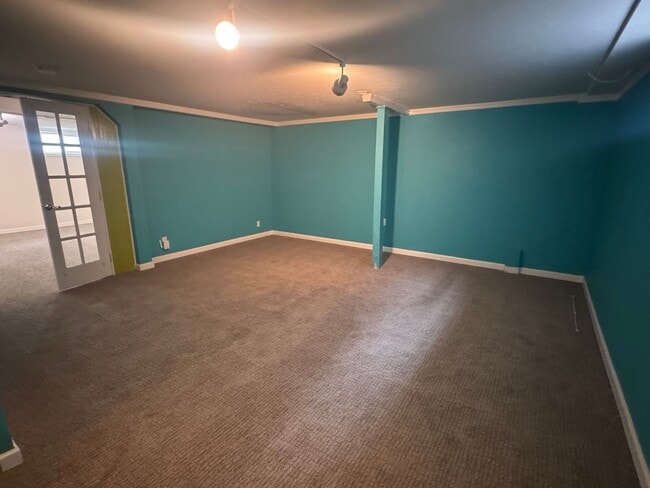 Building Photo - Spacious Home with Great Location