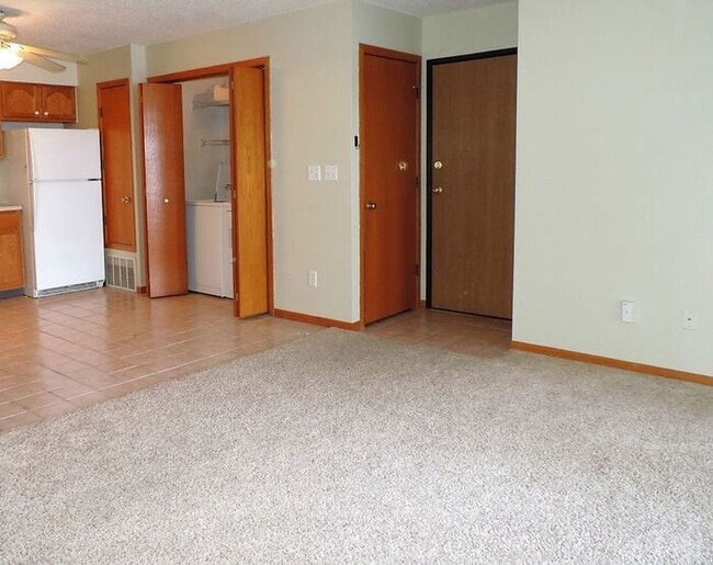 Building Photo - $1,025 | 2 Bedroom, 1 Bathroom Condo | No ...