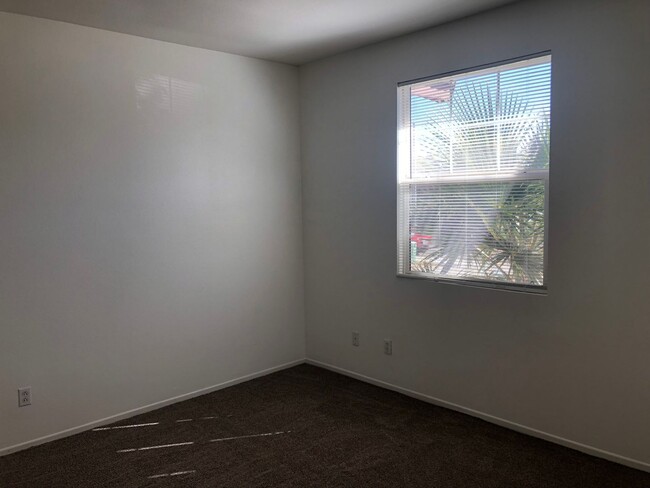 Building Photo - Beautiful Spacious 4 bedroom 2 bathroom Ho...