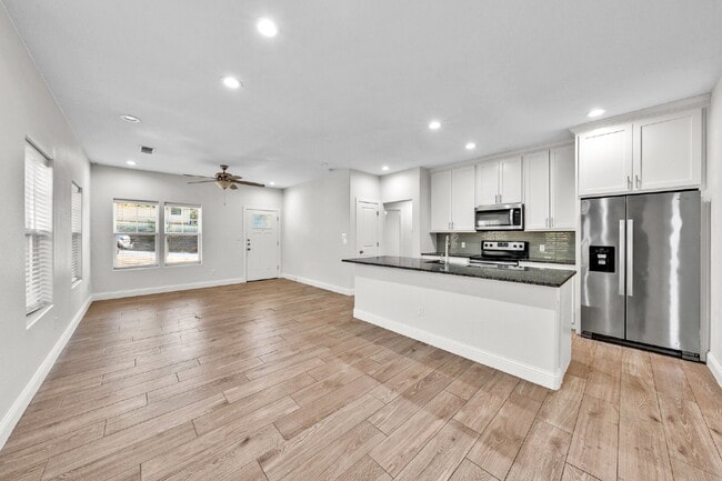 Building Photo - "Charming 3-Bed, 2-Bath Denison Home with Elegant Granite Countertops!"