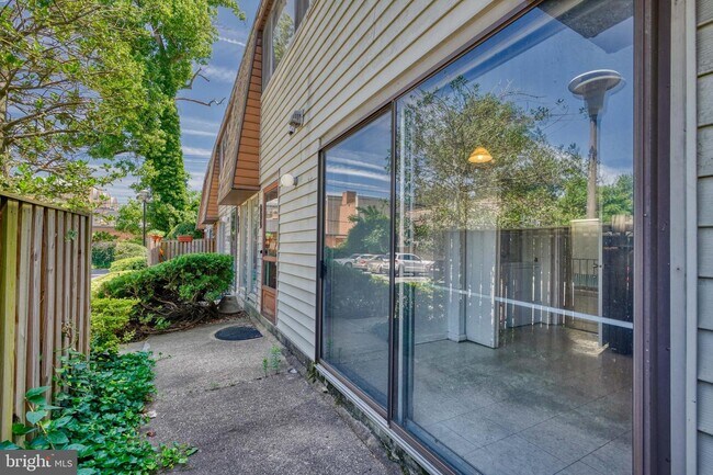 Building Photo - 7304 Park Village Ct