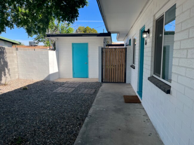 Building Photo - 920 E Montebello Ave