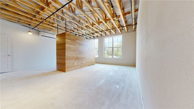 Building Photo - 305 W 27th St