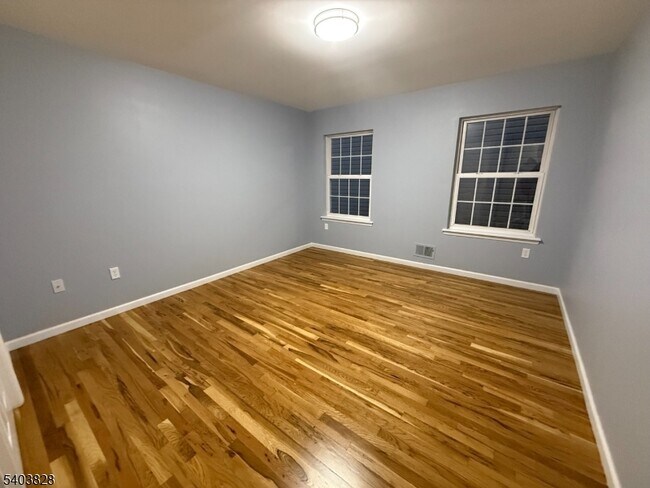 Building Photo - 527 4th Ave