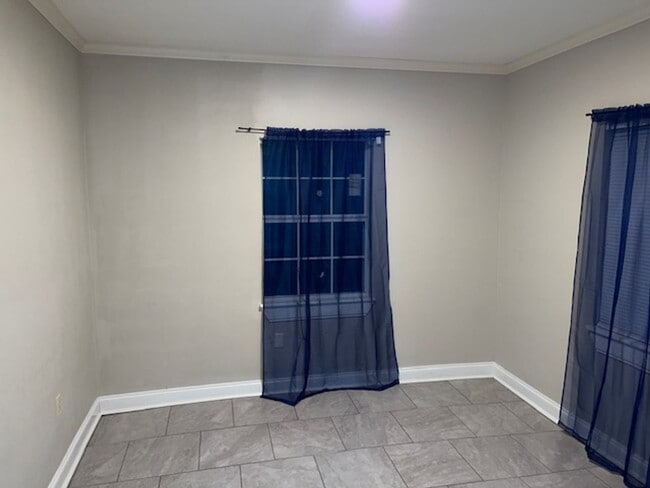 Building Photo - 3 bedrooms 1 bath