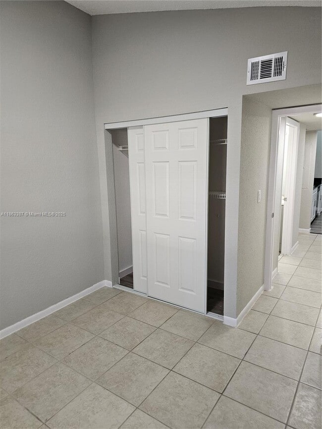 Building Photo - 2811 N Oakland Forest Dr