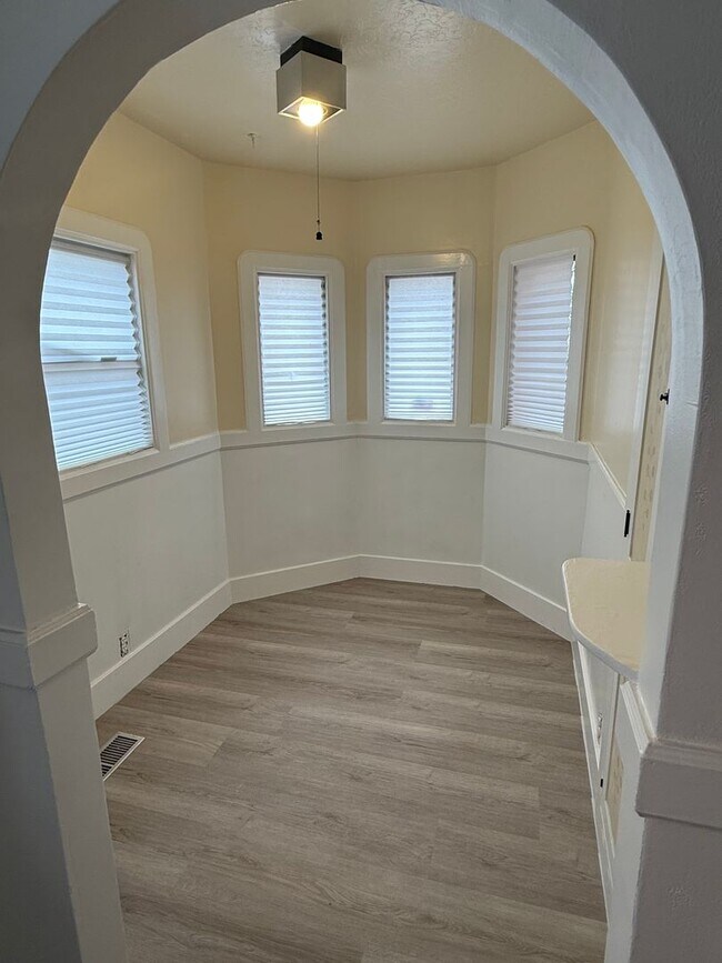 Building Photo - Huge 2 Bed House with a Shared Back Patio