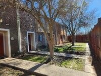 Building Photo - 2 bedroom 2 bath town home in a gated comm...