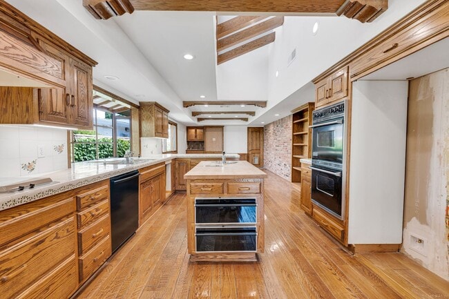 Building Photo - Perfect Entertaining Family Home with Larg...