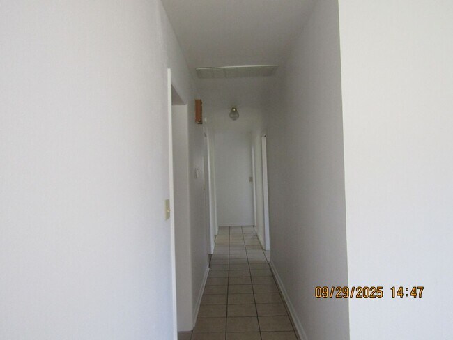 Building Photo - Very nice spacious home! No Carpet! Pet Fr...