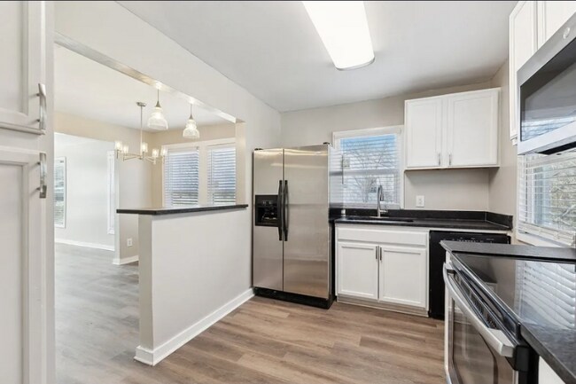 Building Photo - 306 W 17th St