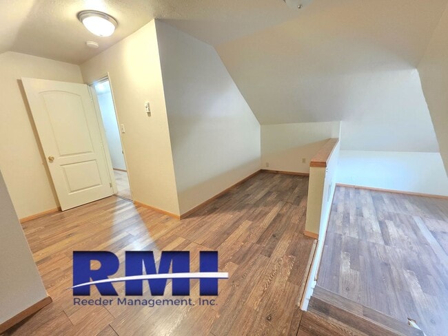 Building Photo - Charming 4-Bedroom