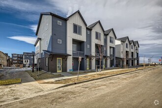 Building Photo - Stylish 3 bed/4 bath Town Home