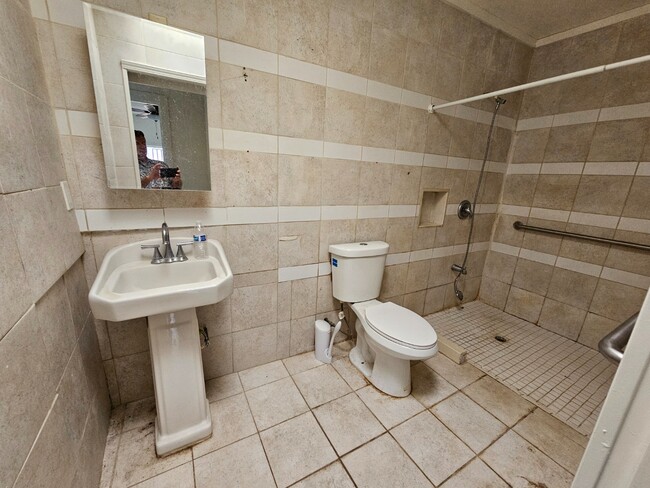 Building Photo - Spacious 8-Bedroom Family Home with Permit...