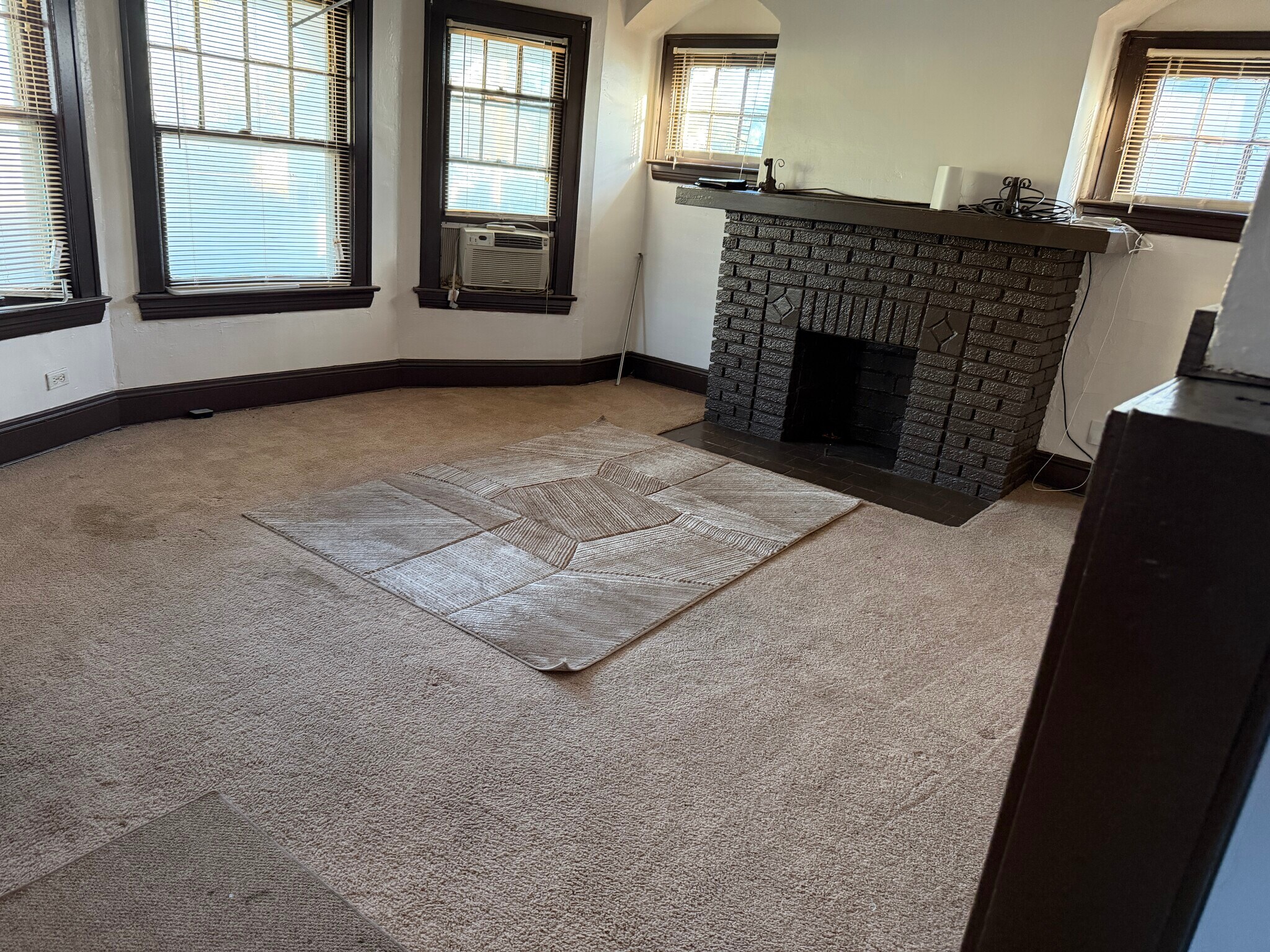 Living - 3720 E 151st St