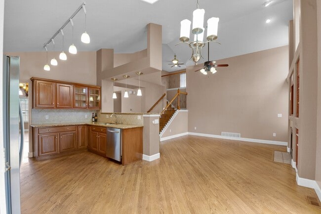 Building Photo - Beautiful home with 5 bedrooms, 3 1/2 bathrooms, 3-car garage available now!