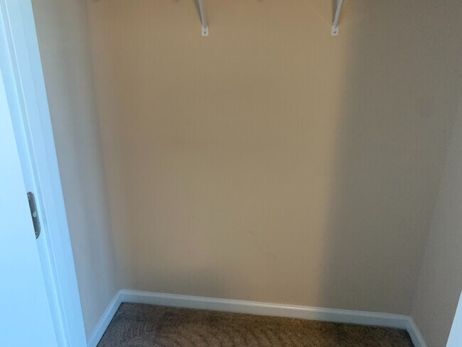 Building Photo - Room in Townhome on Big Bass Dr