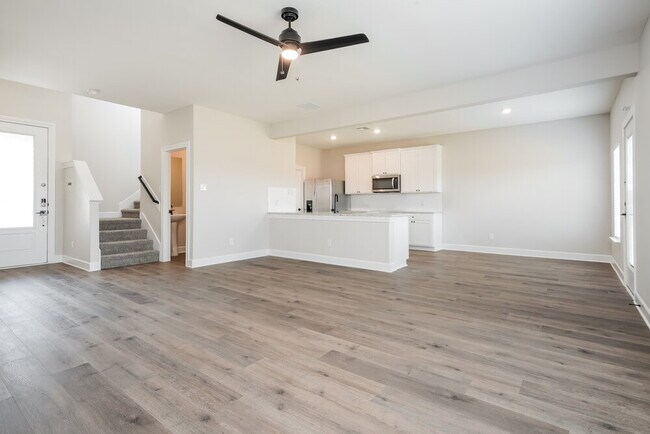 Building Photo - 244 Live Oak Ln