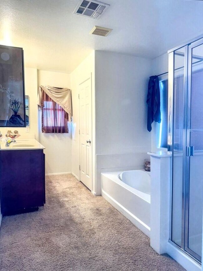 Building Photo - Welcome to your new home in North Las Vega...