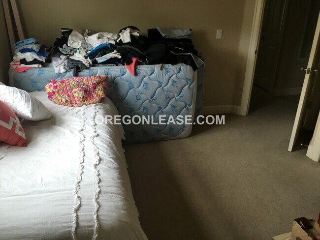 Building Photo - 3 bed 2.5 bath townhome in North Eugene