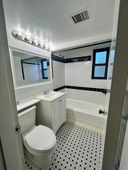 Building Photo - 3825 Davis Pl NW