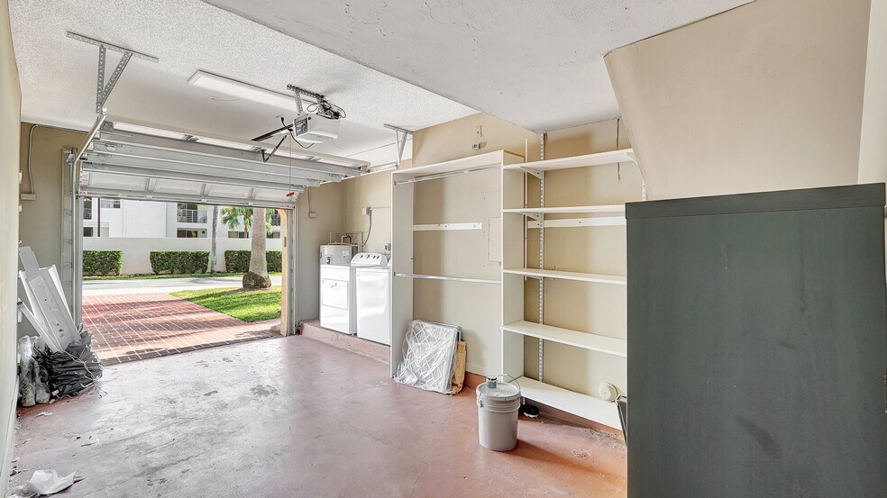 Building Photo - 1044 SE 6th Ct