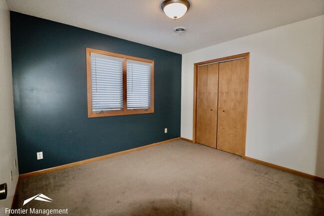 Building Photo - Beautiful 3 bedroom home just minutes from Manhattan and Fort Riley!