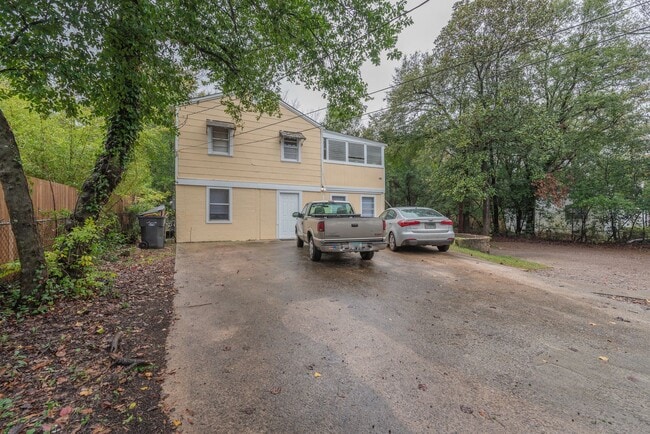 Primary Photo - Updated 1 bed/1 bath apartment, great loca...