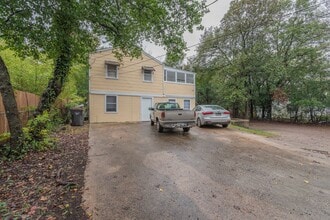 Building Photo - Updated 1 bed/1 bath apartment, great loca...