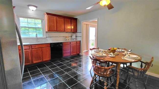 Building Photo - 874 Hollyridge Dr