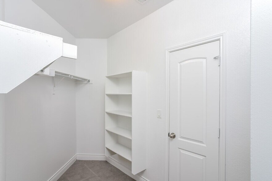 Building Photo - 13918 Persimmon Cv