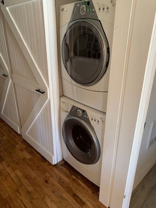 Building Photo - 3 Bed 2 Bath Single level FULLY FURNISHED