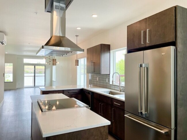 Building Photo - Brand New Luxury Construction with a River View!