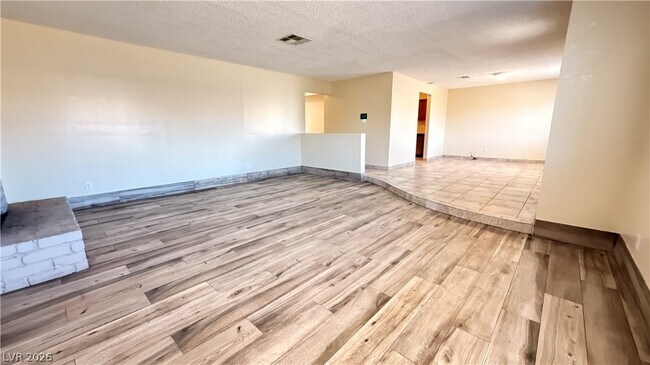 Building Photo - 3090 E Desmond Ave