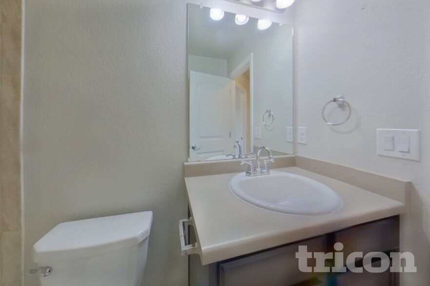 Building Photo - 9972 Emerald Vista Dr